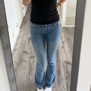 Sjukt snygga jeans - Säljer mina jättefina lågmidjade jeans då dem inte används💕Passar mig med XS/S