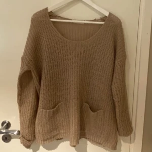 Stickad tröja - Säljer en jätte söt stickad tröja med två söta fick på magen, jätte gosig och skön