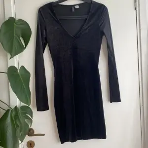 Svart sammets klänning ifrån H&M i storlek 34!!🖤 använd 1 gång! Köparen står för frakten! Använd gärna ” köp nu ”🖤