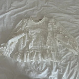 vit blus  - vit blus med volang köpt secondhand