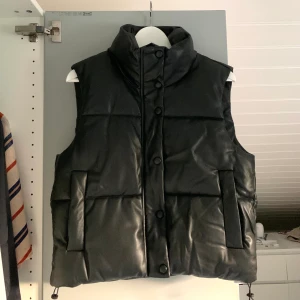 Väst Zara - Väst i läderimitation från Zara i storlek S Köpt för något år sedan men knappt använd  I väldigt bra skick🌟