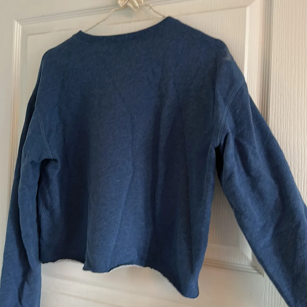 En croppad college tröja från Ralph Lauren! Super mysig och varm😍. Tröjor & Koftor.