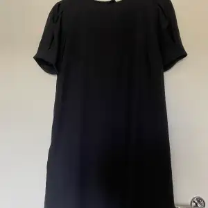 Svart klänning (två knappar på baksidan)