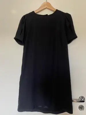 Svart klänning (två knappar på baksidan)