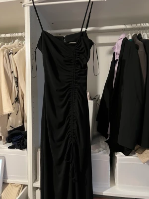 Klänning från ZARA - Klänning från ZARA med prislapp. Modell i ryggen. Medellång.