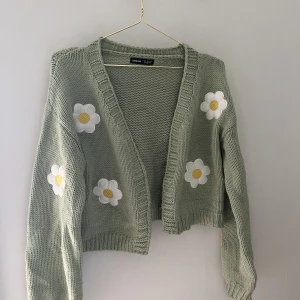 Oanvänd kofta  - Helt oanvänd gullig kofta🌼