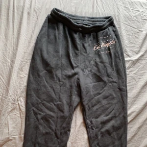  Mjukisbyxor  -  de kommer inte så mycket till användning och det är därför dom säljs 