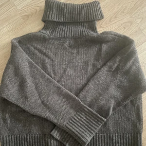 SOFT GOAT - Säljer min Chunky turtleneck från Soft Goat i mörkbrunt. Lite noppor som man kan få bort me kasmir kamm. Nypris 3295kr
