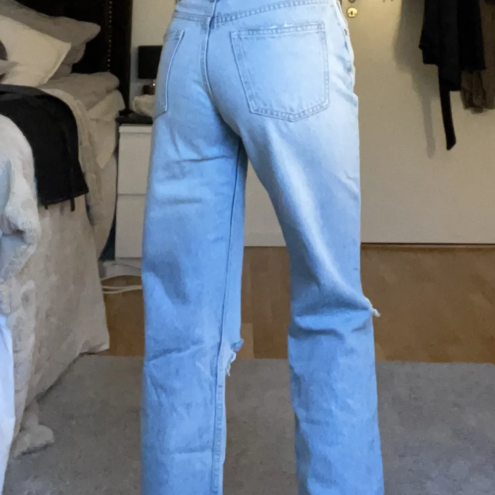 Midwaist jeans från Zara som tyvärr inte kommer till användning🫶🏼. Jeans & Byxor.