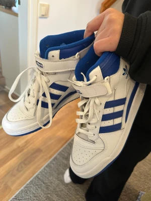 Adidas Forum High  - Säljer nu min kompis adidas forum high! Dem är i nyskick, använda 1 gång. Storlek 38 2/3, nypris: 1195kr🩷