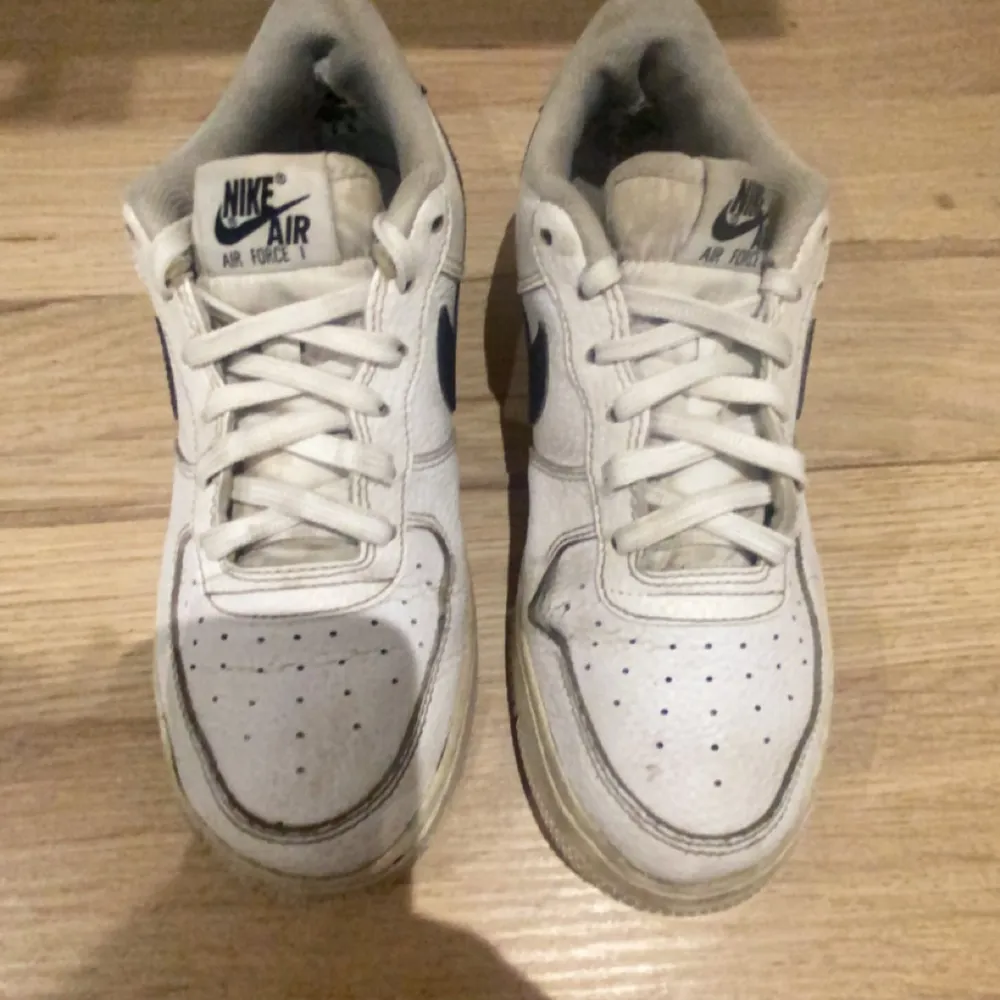 Nike skor som har blivit väldigt slitna och ej kommer till användning ❤️. Skor.
