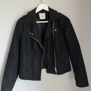 Svart Jacka strl 36 - Mocka imiterad jacka i strl 36, köpt från NELLY!🩷vid frågor skriv till mig, frakt tillkommer!🫶🏼 använd gärna ”KÖP NU”