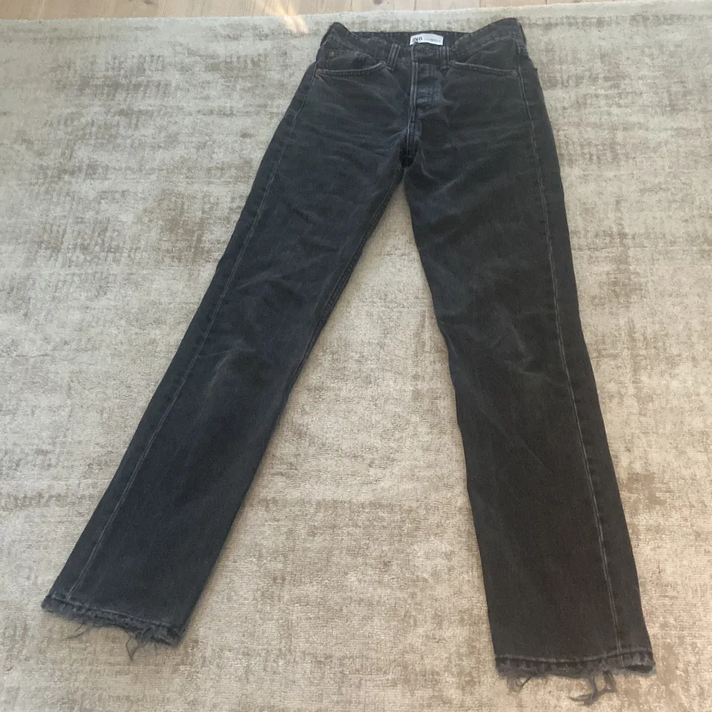 Säljer dessa jätte snygga zara jeansen som tyvärr har blivit försmå. I storlek 32 och bra skick.. Jeans & Byxor.