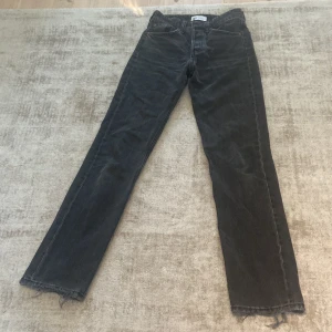 Zara low mid jeans - Säljer dessa jätte snygga zara jeansen som tyvärr har blivit försmå. I storlek 32 och bra skick.