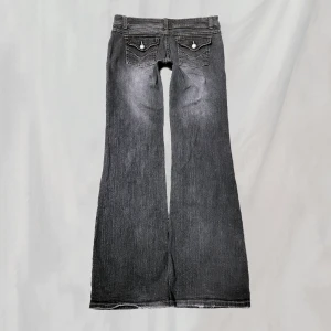 Jeans - Midja:83 innerben:83 Grå jeans i lite tunnare material. Storlek 9, uppskattar till ca stl 38(använd mått). Stora på mig, svårt att visa passform.Noppriga fickor men påverkar ej utseende.Nötta vid ex.fickor,fotändar samt precis ovanför. Överlag bra skick!🤍