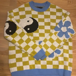Rutig stickad tröja med yin och yang mönster samt blåa blommor - Denna är rätt så oversize fast att den är storlek XS, har bara använt den ett par gånger så den är i fint skick!