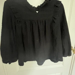 Blus - Säljer denna jättefina blus från Zalando märke Jdy❤️andvänd 1-2 gånger, skriv om ni vill ha fler bilder🥰