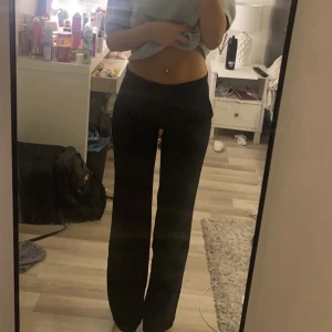 Lågmidjade kostymbyxor  - Säljer mina kostymbyxor från Nelly för de inte kommer till användning, använda få tal gånger så de är som nya 💞