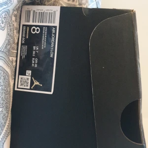 Jordan 1 low - Skick på låda 6/10 Skick på skorna 8.5/10 Pris kan diskuteras