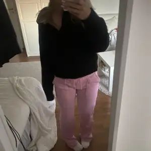 ett par snygga rosa juciy byxor, sköna och i nyskick!  jag är 163cm och de är lite långa i benen men ändå snyggt DM för fler bilder