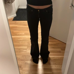 Low waist jeans  - Low waist svarta jeans från hm i storlek 32!!!