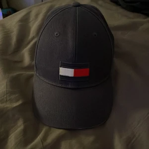 Tommy Hilfiger keps - Knappt använd, bra skick, fick den i julklapp.