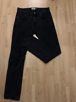 Jeans  - Säljer ett par nästan oanvända jeans från lager 157. Storlek 32/34. Går att skickas om köpare står för frakten. Skick 9/10. 