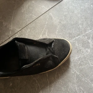 Axel arigato skor - Skick 8/10 dem är ganska smutsiga men det är lätt att få bort jag orkar inte det vara😁 ny pris 2550