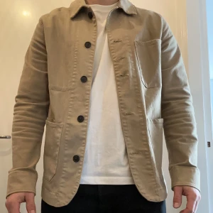 Selected Homme Overshirt - Säljer min Selected Homme Overshirt i storlek Medium. Den är i stort sätt inte använd och är i helt nytt skick. 