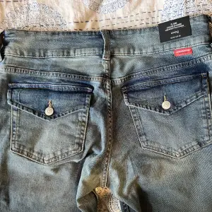 Sprillans nya low waist bootcut jeans från H&M Divided!!💙 Beställde i fel storlek men glömde att skicka tillbaka så lappen sitter kvar och har aldrig burit!! Men önskar de passade för dom är sååå snygga! ****små i storleken****
