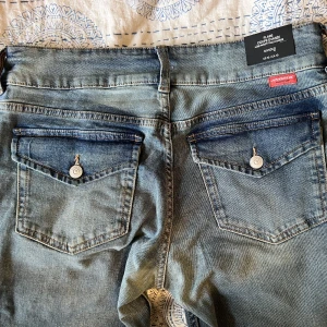 Low Waist bootcut jeans  - Sprillans nya low waist bootcut jeans från H&M Divided!!💙 Beställde i fel storlek men glömde att skicka tillbaka så lappen sitter kvar och har aldrig burit!! Men önskar de passade för dom är sååå snygga! ****små i storleken****