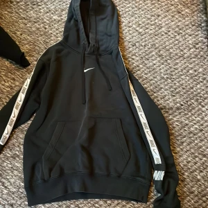 Svart grå Nike hoodie  - Size s Bra skick inga hål. Pris går att diskutera 