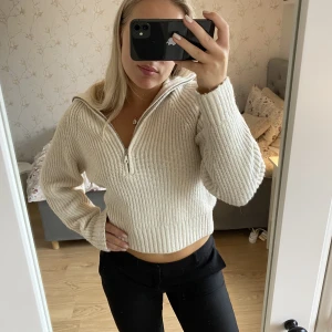 Half zip up - Så mysig stickad half zip up i fint skick. Storlek S🤍Den är krämvit🤍