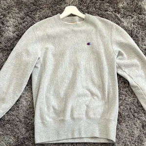 Champion sweatshirt  - Grå champion tröja, tror det är herrmodell men passar mig som tjej också 