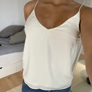 Vitt linne  - Vitt linne i satin🤍 Fraktar för 15kr eller 54kr för spårbart. Kan också mötas upp i Lund 