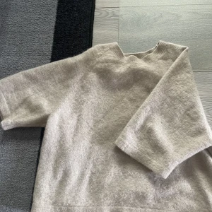 Stickad t-Shirt från other stories - Super fin stickad tröja från other stories, kommer tyvärr inte till användning. Inga defekter!