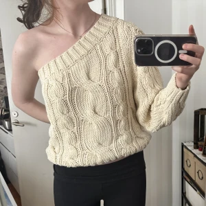 One shoulder stickad - Stickad one shoulder knappt använd stor i storlek 