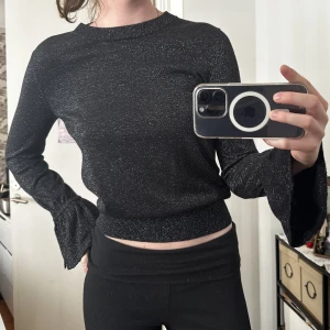 Glittrig tröja  - Glittrig långärmad tröja med fina armar 