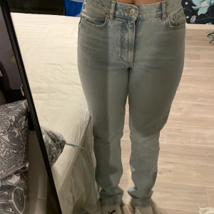 Blåa Jenas  - Högmidjade jeans från Gina, nyskick använd 1 gång. Säljer pågrund av att dom inte kommer till någon användning💗 Bara att skriva ifall ni har några frågor