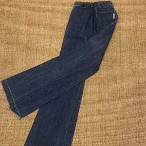 Sjuttiotal jeans - DOBBER - Äkta 70 tal! Därmed också supersmå i storleken!!!! Från märker Dobber. Får själv inte på mig då midjan är minimal, men hör av mig så kan jag mäta åt er! Önskar så jag själv kunde använda dem, så blir glad om någon annan kan och vill!!