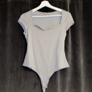 Body  - Grå body tröja, väldigt mjuk material. Aldrig använd. 