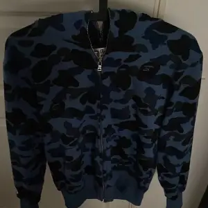 Säljer denna Bape hoodie som ej kommit till användning. Aldrig använd eller tvättad, nytt skick. Den är ej äkta utan 1:1 kopia. Tänker mig runt 1000 men kan även gå ner. Vid frågor och annat är det bara att höra av sig 