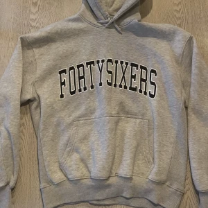 District 46 hoodie - Storlek: xs  De är ganska stora i storlekarna, så sitter ganska loose