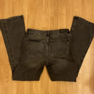 Lågmidjade jeans - Ett par lågmidjade bootcut jeans ifrån Gina i färgen grå-svart. Super snygga! 