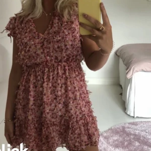 Zara klänning  - Söt klänning från zara, använd fåtal gånger💕💕(bilden är lånad)