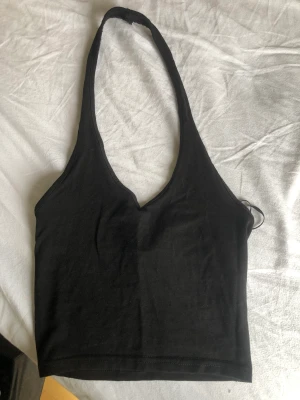 V ringad topp - Svart v ringaf topp med öppen rygg. Bra skick och passar allt från XS till M