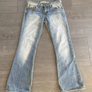 Lågmidjade jeans - Lågmidjade jeans från diesel i strl 28 men passar mindre skulle jag säga. Passar någon som är ca 160 i längden❤️ skriv om du har andra frågor.