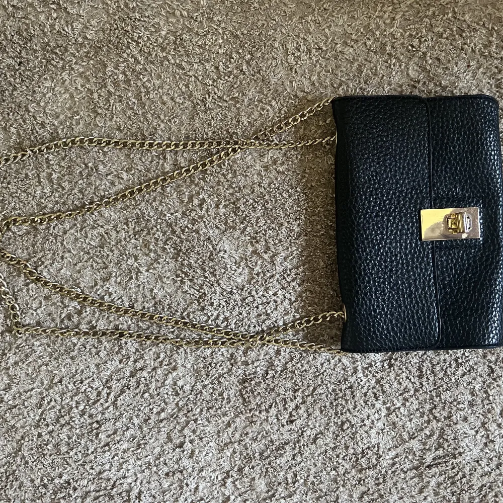 En liten svart väska jag köpte på sellpy som tyvärr aldrig kommit till användning. . Accessoarer.