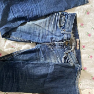 Lågmidjade jeans fornorna - Lågmidjade Jeans från fornorna storlek 29. Säljer då jag inte använder de längre. Lite slitna på rumpan men de är inget som syns när de är på. Står ej för frakt 
