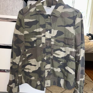 jacka - Ginatricot  storlek xs